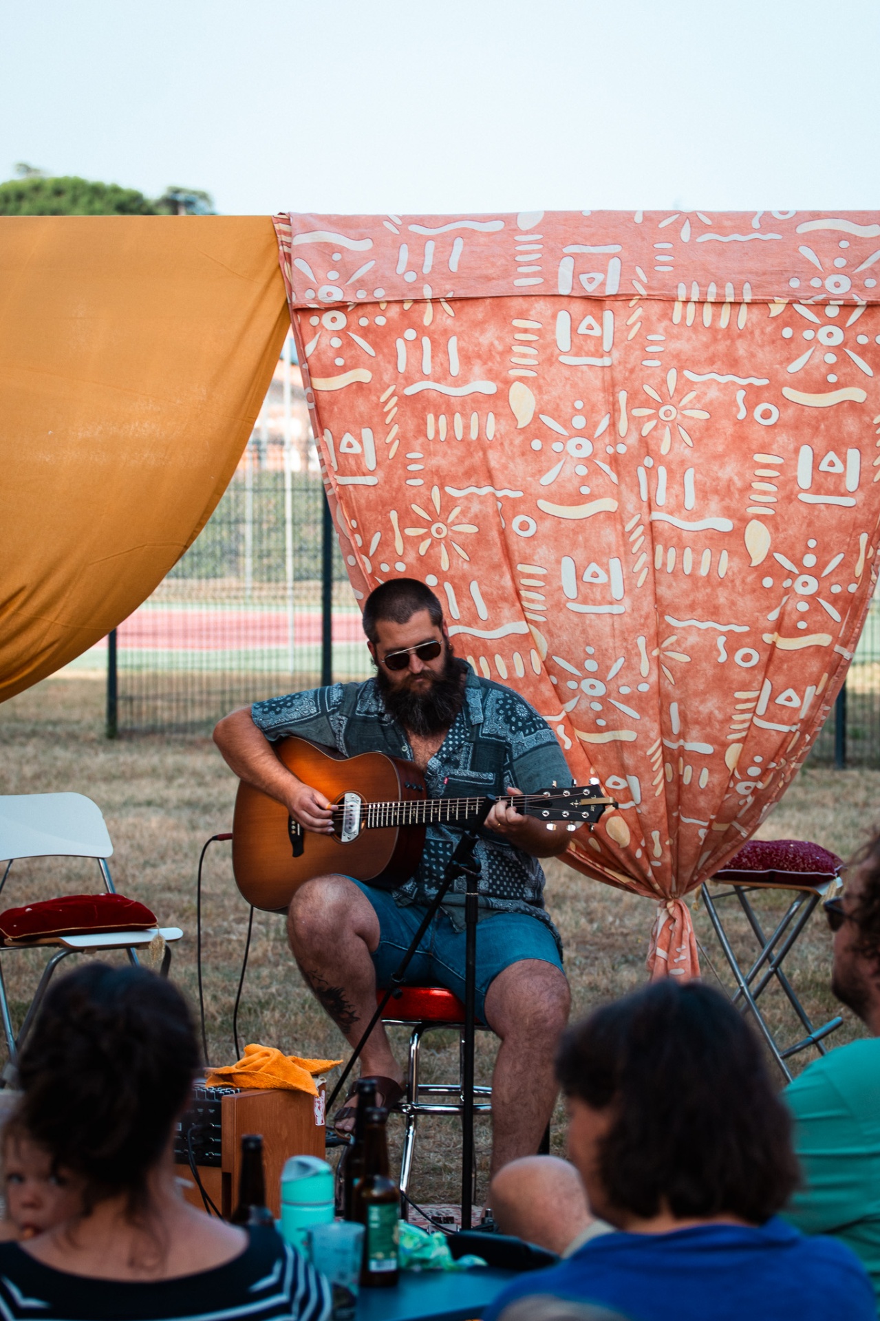 Concert acoustique en plein air devant un public attablé