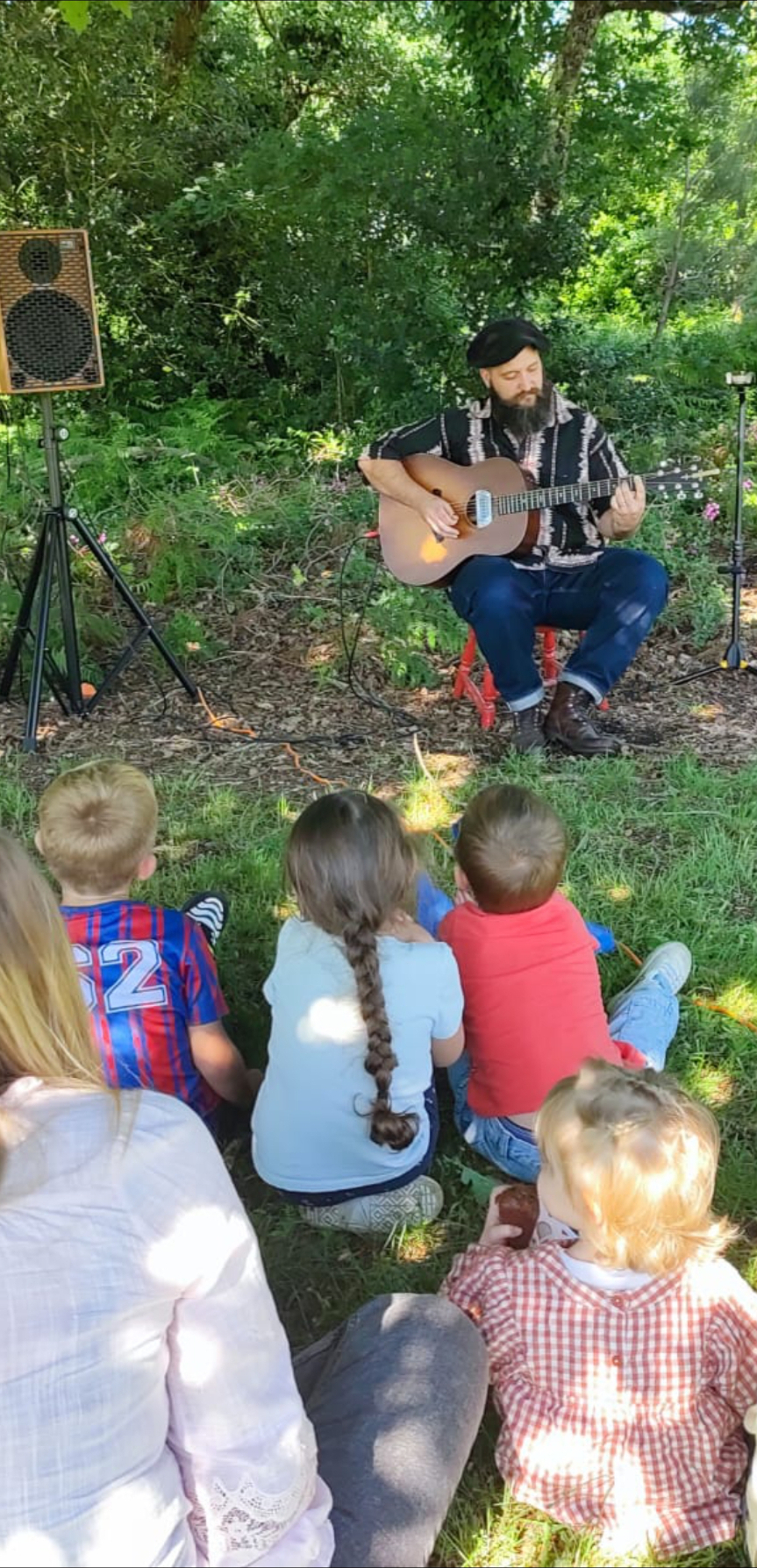 Enfants attentifs lors d'une représentation du conte