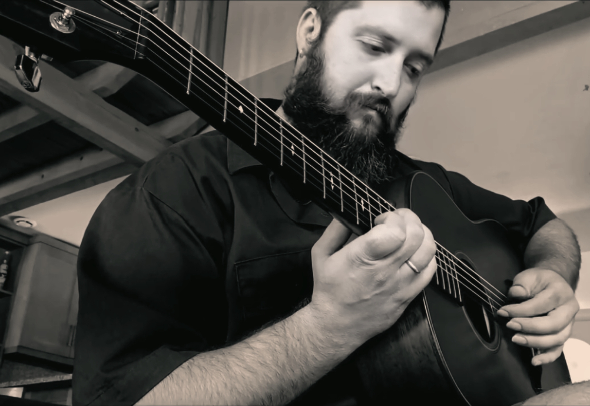 Yoann Wallier en train de jouer de la guitare