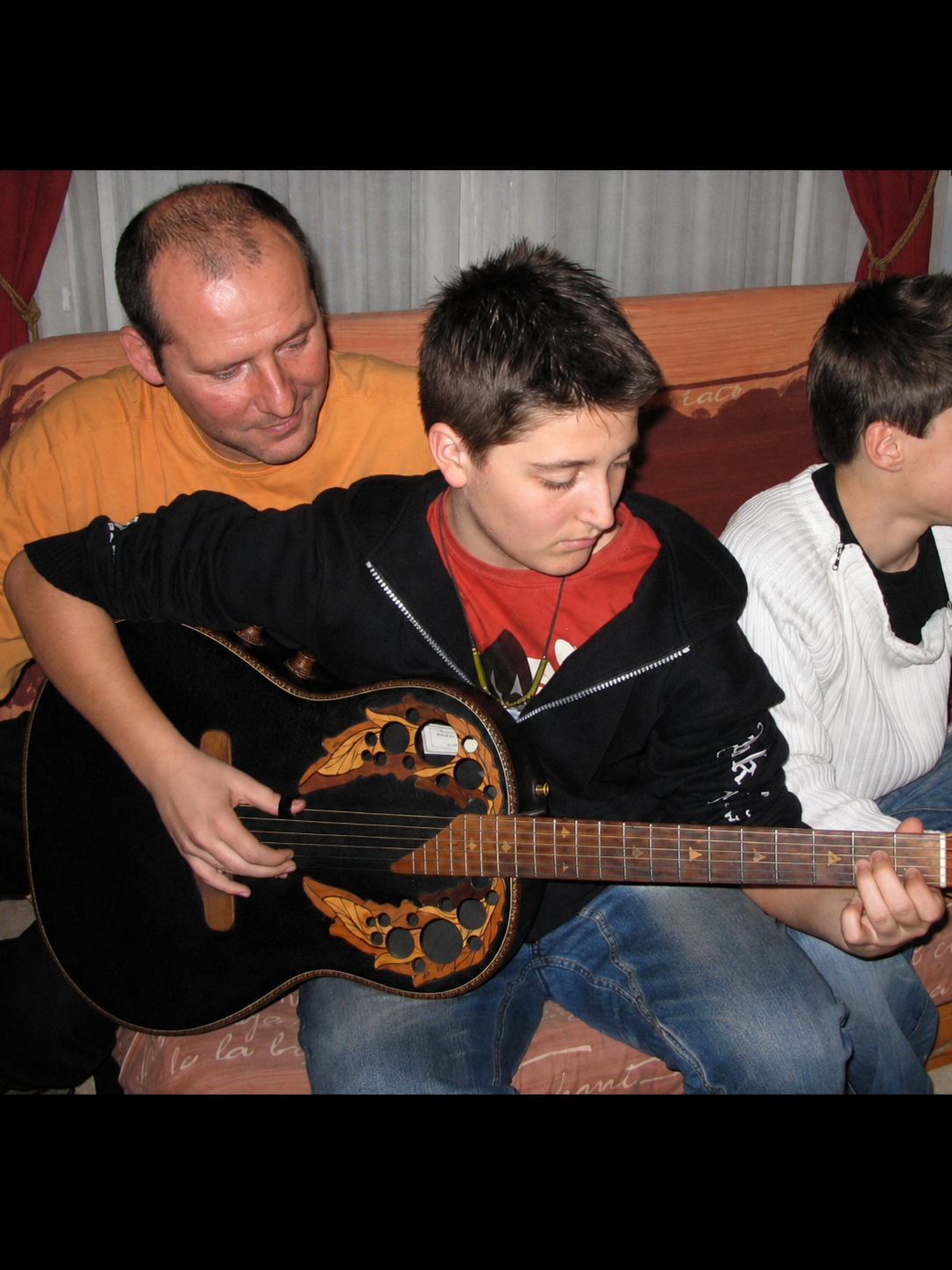 Yoann enfant aux côtés de son oncle Jean-Philippe à la guitare